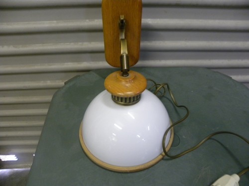 Wandlamp van licht gekleurd eikenhout met witte kunststof ka