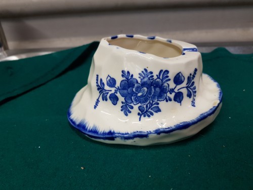 Asbak Delfts blauw in de vorm van een hoed