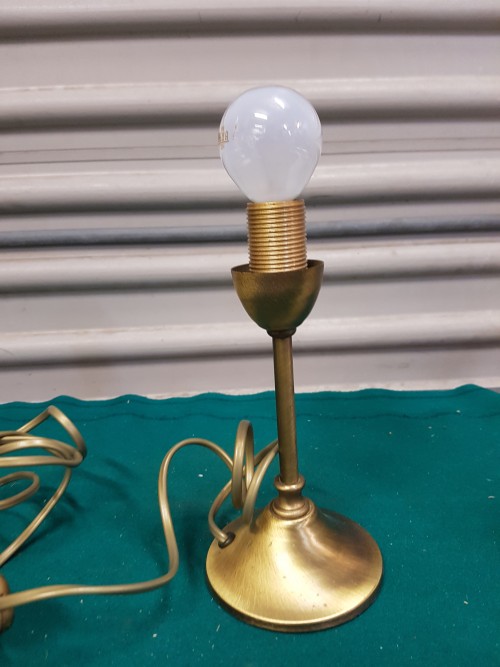 Tafellamp van metaal met stoffen kap, voorzien van schakelaa