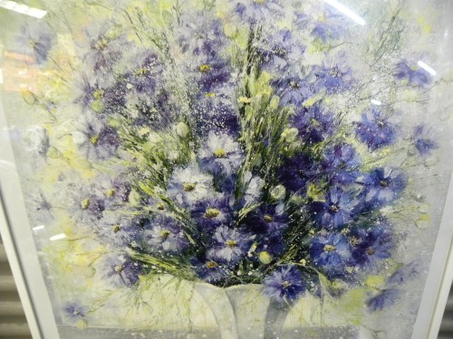Schilderij / prent vaas met paarse bloemen van E.M. van Wess