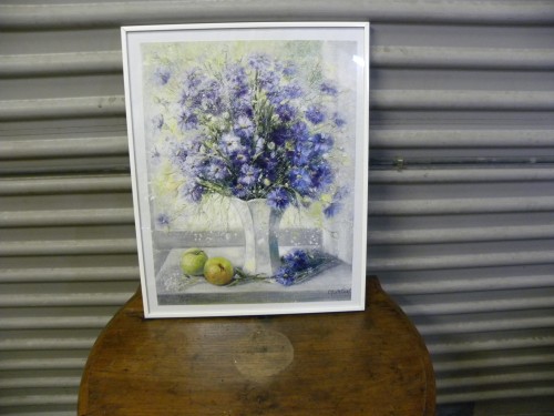 Schilderij / prent vaas met paarse bloemen van E.M. van Wess