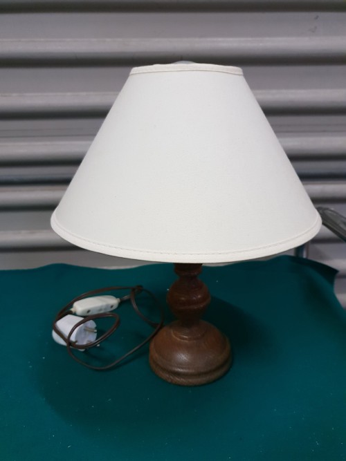 Tafellamp / nachtlamp met houten voet en crème kleurige kap,