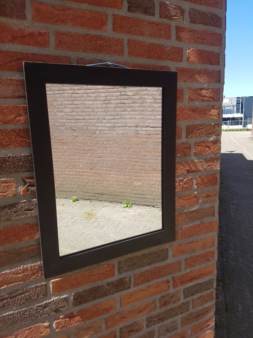 Spiegel, rechthoekig, in zwarte houten lijst