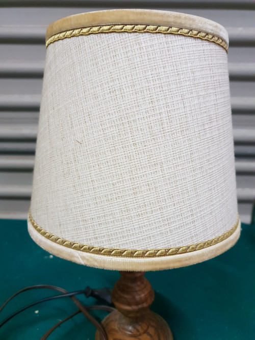 tafellamp met houten voet