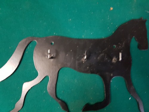 Kapstok van zwart metaal in de vorm van een paard, met drie 