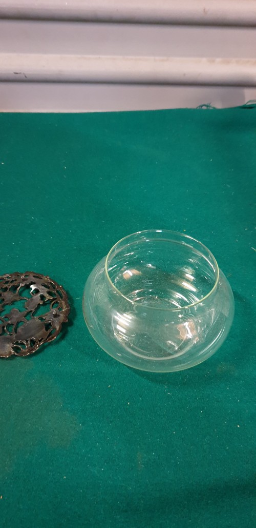Potje van glas met open gewerkte metalen deksel