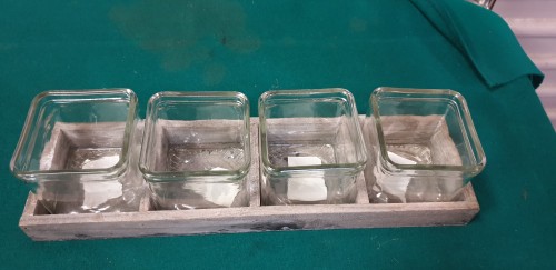Decoratieve vierkante glaasjes (4 stuks)  in houten houder, 