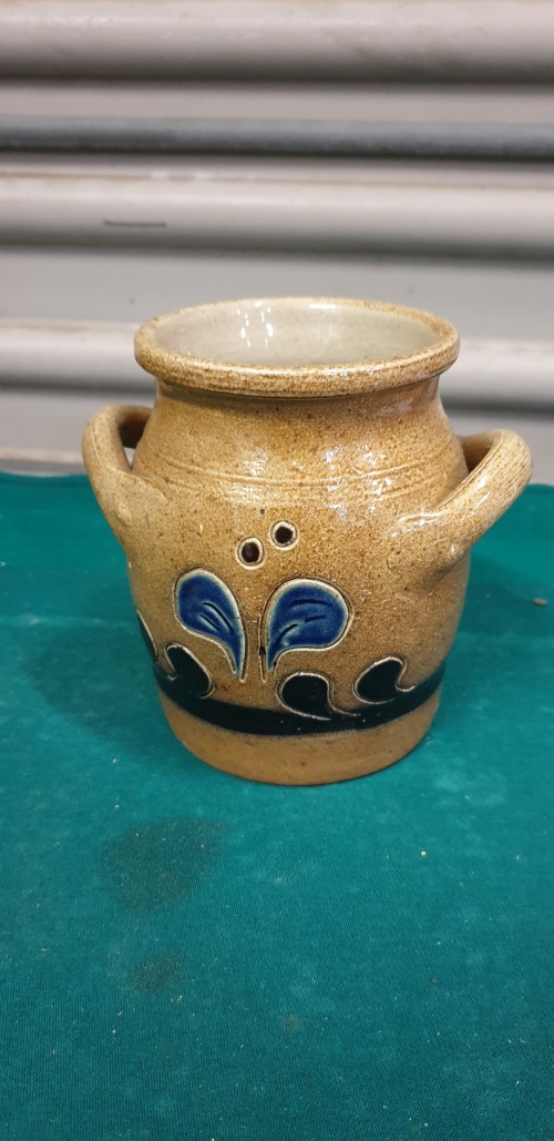 Keulse pot, bruin met blauwe versieringen