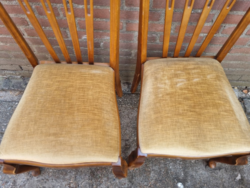 stoelen vintage met vloerse stof bekleed