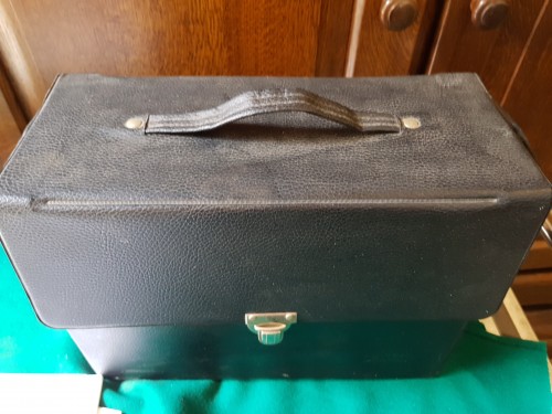 Koffer, retro, zwart met sluiting en handvat