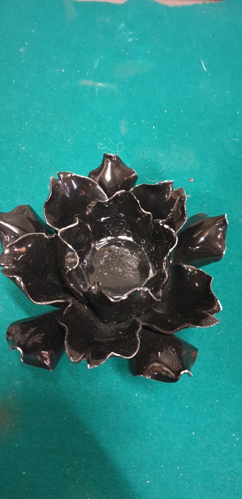 Waxinelicht houder in de vorm van een zwarte roos