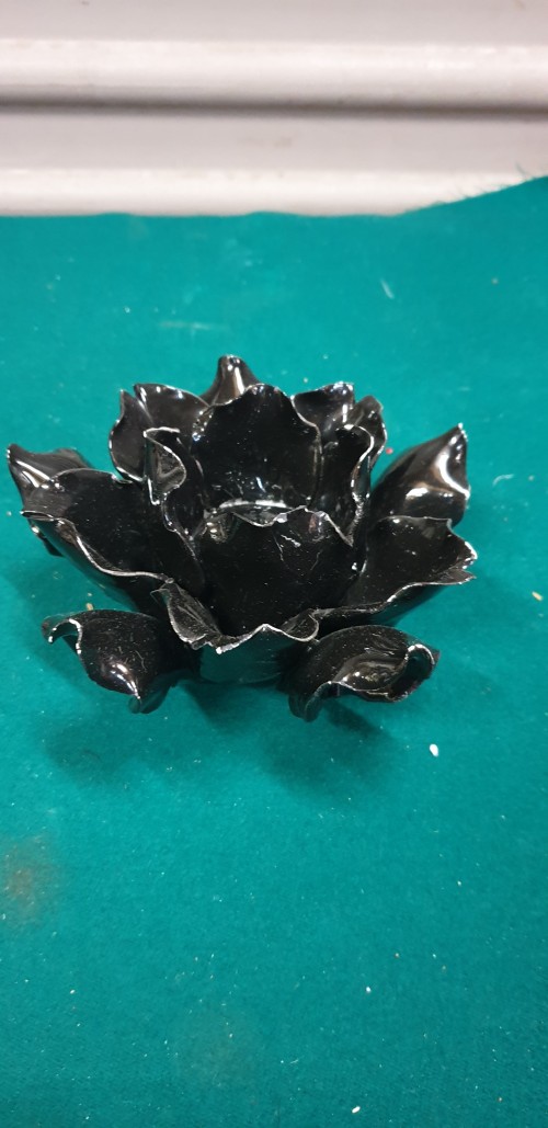Waxinelicht houder in de vorm van een zwarte roos