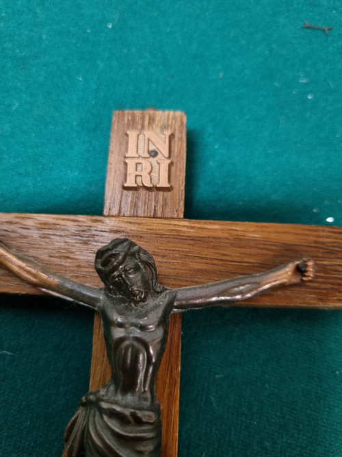 -	Kruisbeeld hout en jezus beeld