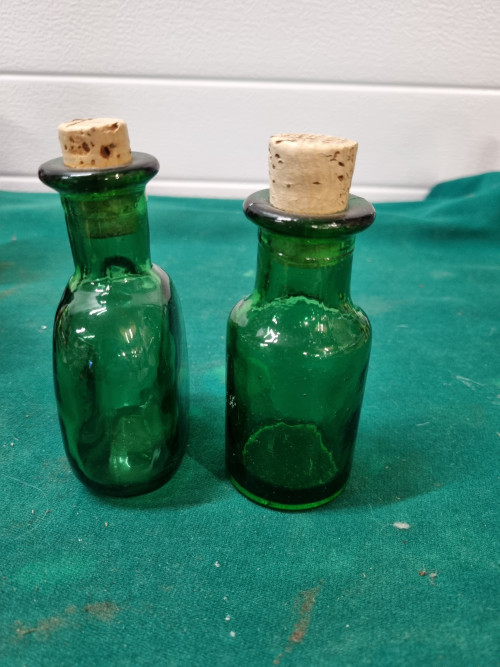 flesjes groen glas met kurk vintage