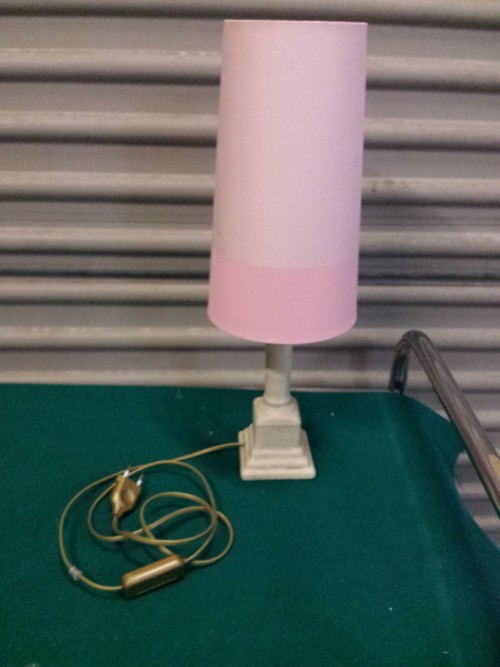 Tafellamp met houten voet, roze kap, voorzien van schakelaar