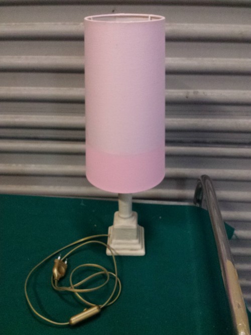 Tafellamp met houten voet, roze kap, voorzien van schakelaar