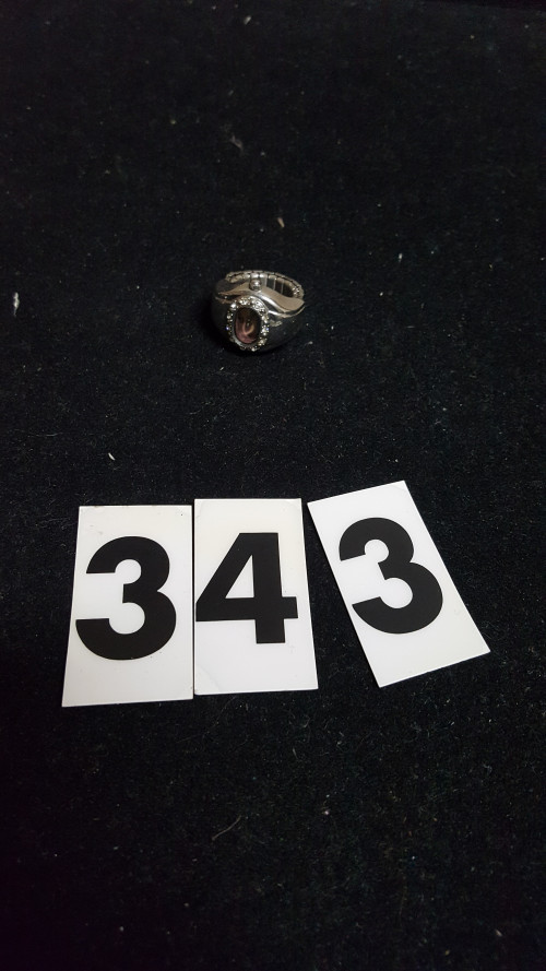ring [343] met klok en diamantjes