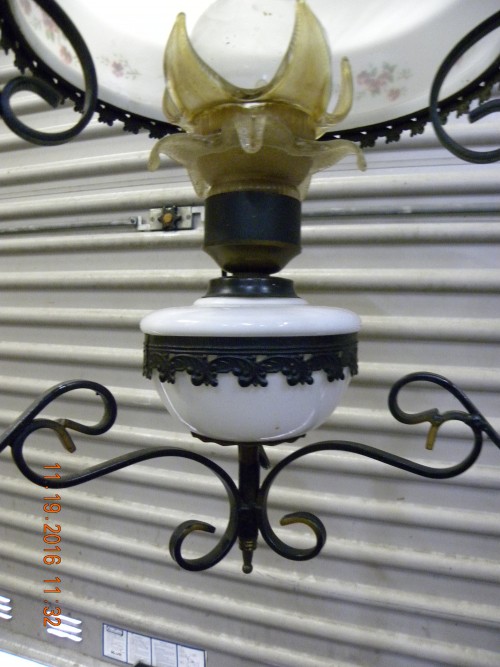Hanglamp van smeedijzer met glazen kap voorzien van decorati