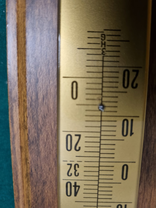 -	Barometer op houten plank
