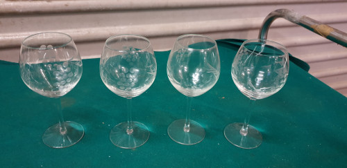 2 x wijnglas, bewerkt met druiven