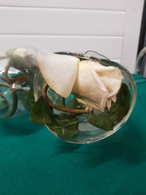 -	muurhangers glas met witte roos, 2 stuks