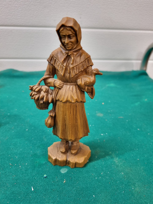 Beeld houtsnijwerk vrouw met eend vintage