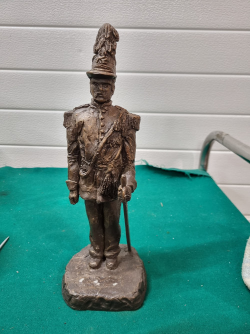beeld commandant brons kleurig