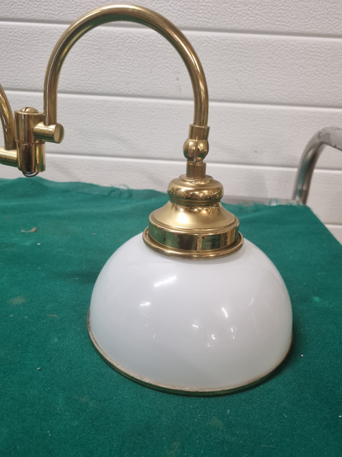 Wandlamp goud kleurig met witte glas kap