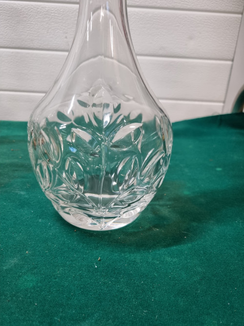 karaf glas met bladeren onderkant
