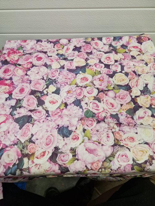 tafelkleed gebloemd met roze rozen