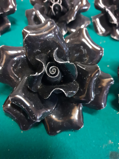rozen zwart aardewerk
