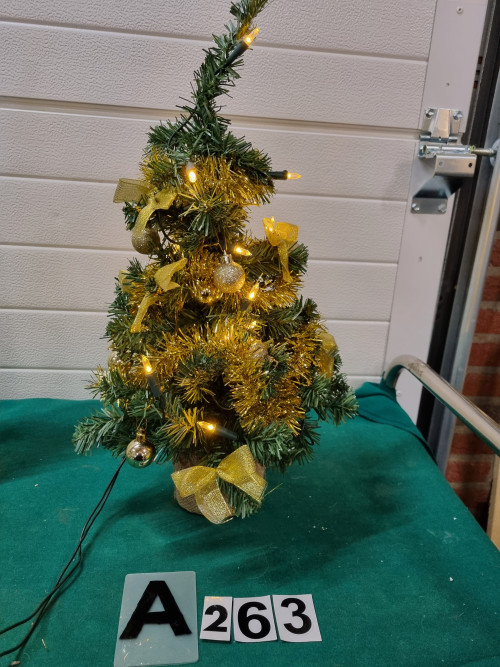-	Kerstboompje met verlichting met goud