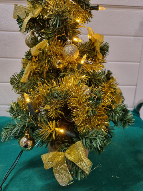 -	Kerstboompje met verlichting met goud