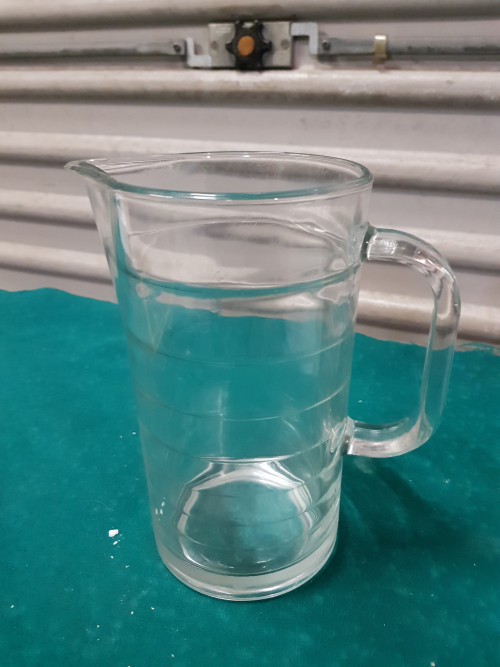 waterkan van glas met handvat