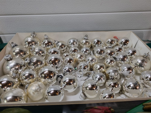 -	Kerstballen zilver retro 48 stuks