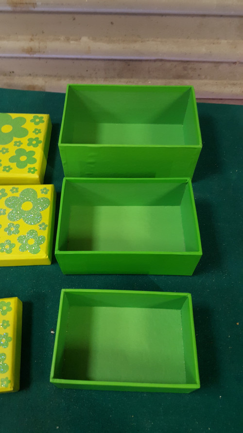 doosjes , karton, groen met glitterbloemen deksel
