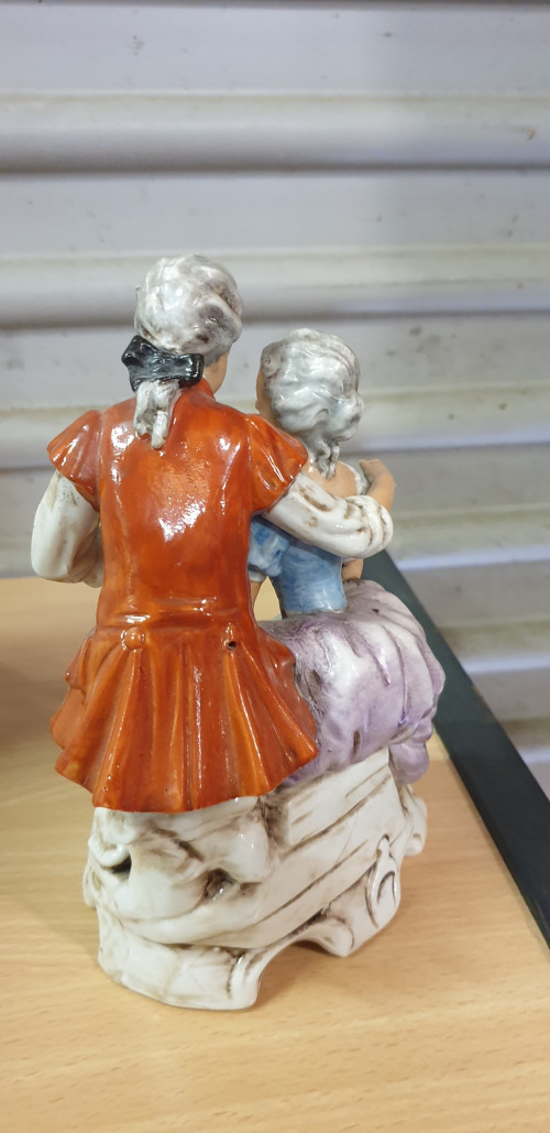porseleinen antiek beeld man en vrouw