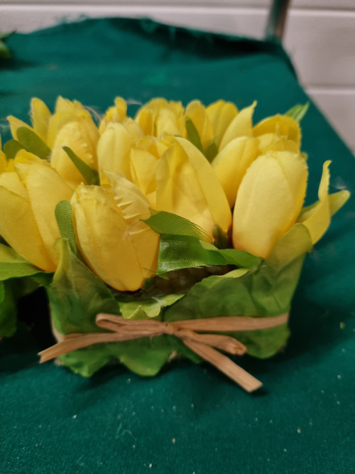 Tulpen in mandjes voor pasen