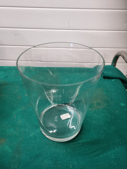 vaas van glas iets uitlopend