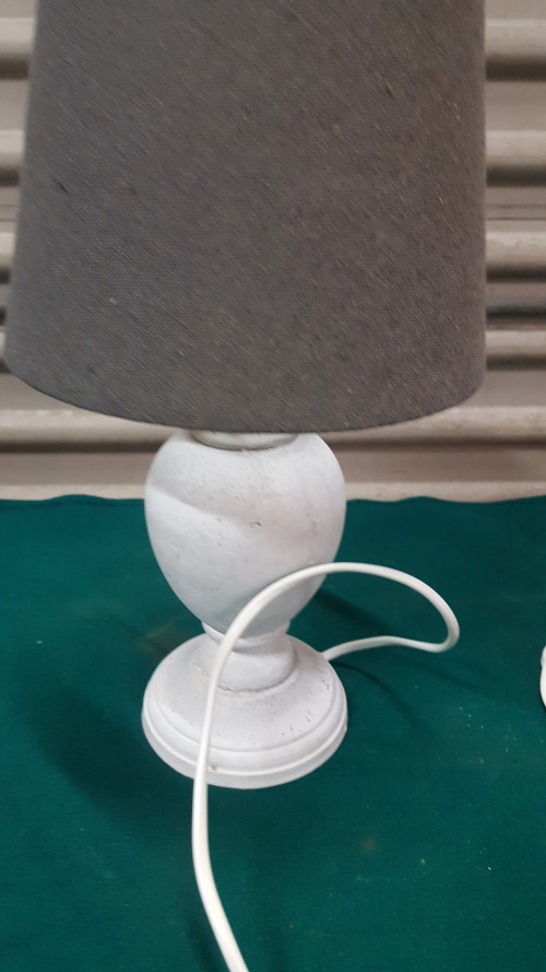 tafellamp, houten voet, wit grijs