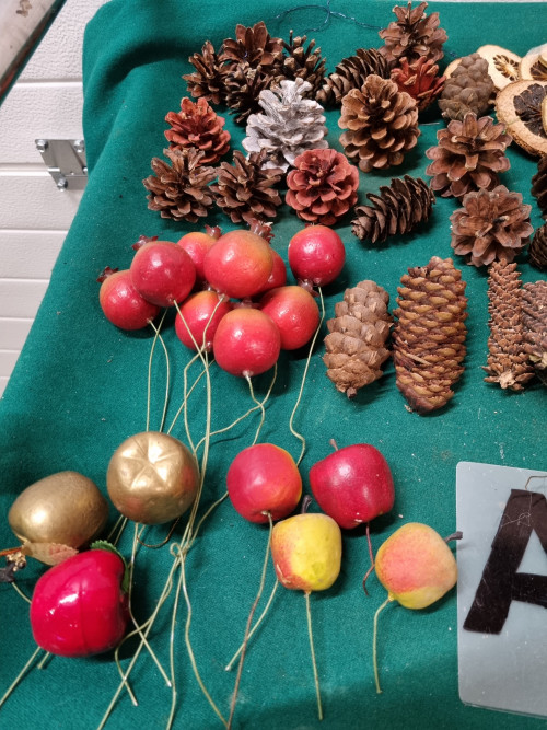 -	kerststukjes materiaal dennenappels noten