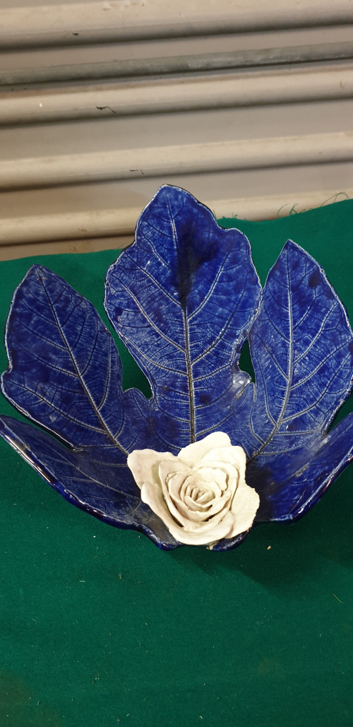 decoratieschaal blad vorm witte roos blauw