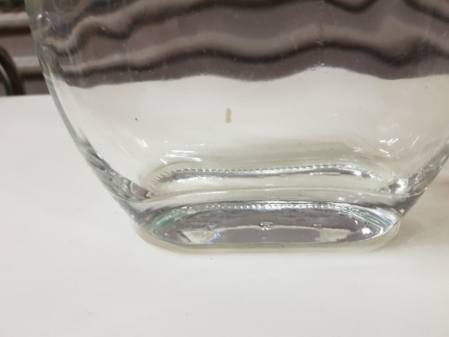karaf van glas met dop