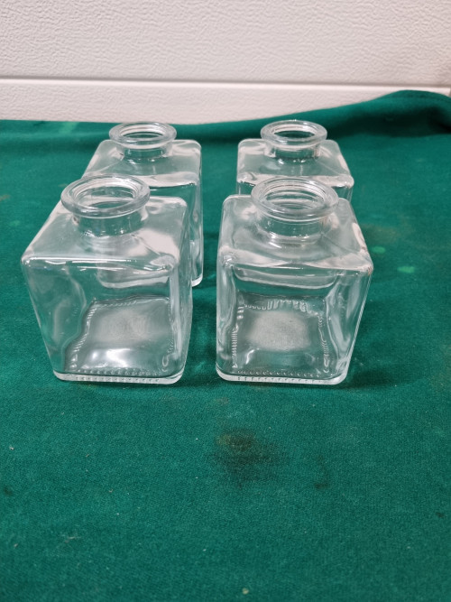 fles vaasjes vier stuks glas