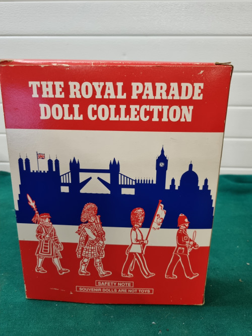 -	Drie poppen doll collection the royal parade