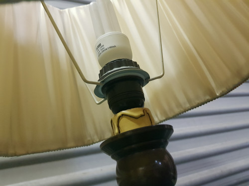 tafellamp van eikenhout+ stoffen kap