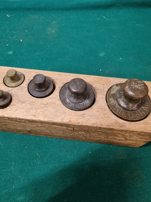 Gewichten vintage messing in houten blok