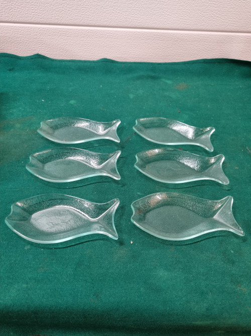schaaltjes in de vorm van vis glas
