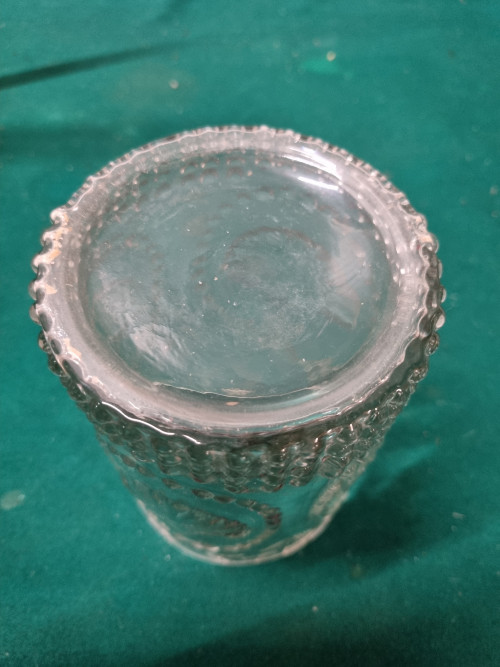 Vaas van glas bewerkt rond