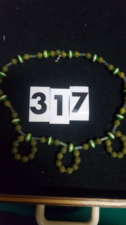 s 317 , ketting, groene kralen, steen